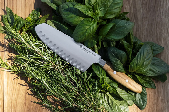 Couteau Santoku alvéolé Wüsthof Amici forgé 17cm en bois d'olivier