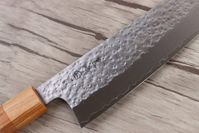Couteau santoku japonais artisanal Makoto Kurosaki Sakura acier SG2 martelé 16.5cm
