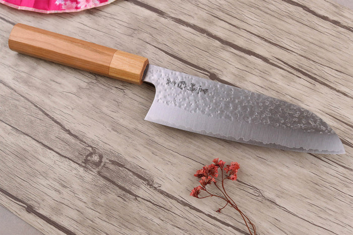 Couteau santoku japonais artisanal Makoto Kurosaki Sakura acier SG2 martelé 16.5cm