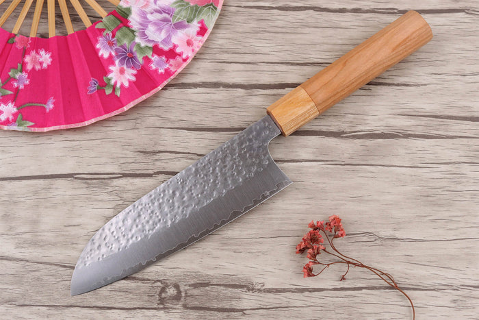 Couteau santoku japonais artisanal Makoto Kurosaki Sakura acier SG2 martelé 16.5cm