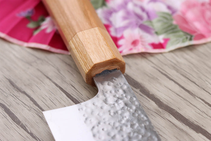 Couteau santoku japonais artisanal Makoto Kurosaki Sakura acier SG2 martelé 16.5cm