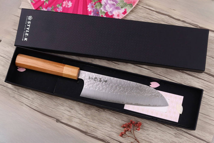 Couteau santoku japonais artisanal Makoto Kurosaki Sakura acier SG2 martelé 16.5cm