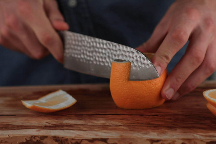 Couteau santoku Kotai lame martelée 18cm manche pakkawood avec fourreau