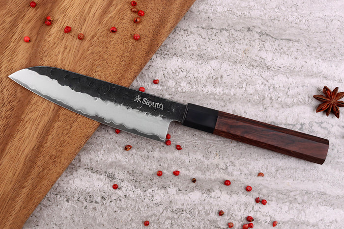 Couteau santoku Sayuto Séquoia San Mai martelé 13,5cm