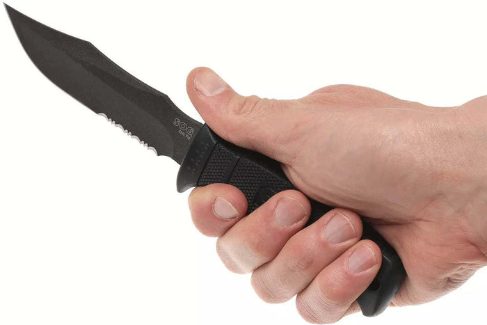 Couteau SOG Seal Pup SGM37N lame semi-dentée 12cm manche en nylon/fibres de verre noir + étui