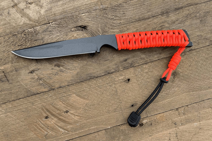 Couteau Wildsteer Wild Tech4 XL WT4XL3122 lame noire 11,5cm manche paracorde Orange Fluo + étui en POM