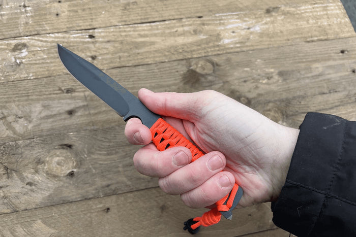 Couteau Wildsteer Wild Tech4 XL WT4XL3122 lame noire 11,5cm manche paracorde Orange Fluo + étui en POM