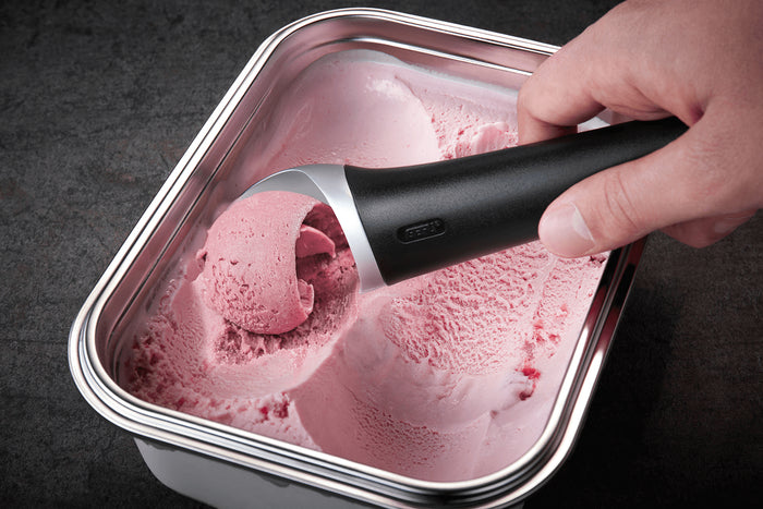 Cuillère à glace Gefu Italia en zinc moulé / ABS noir