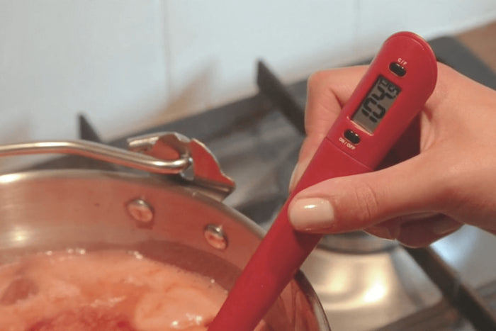 Cuillère-thermomètre KitchenCraft Home Made en silicone rouge