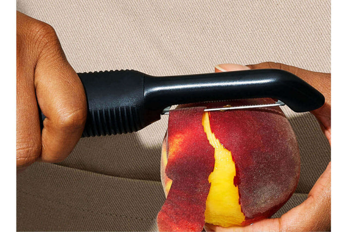 Eplucheur à tomate et peaux fines OXO lame oscillante dentelée