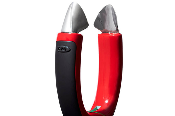 Équeuteur de fraises OXO rouge à pince en inox