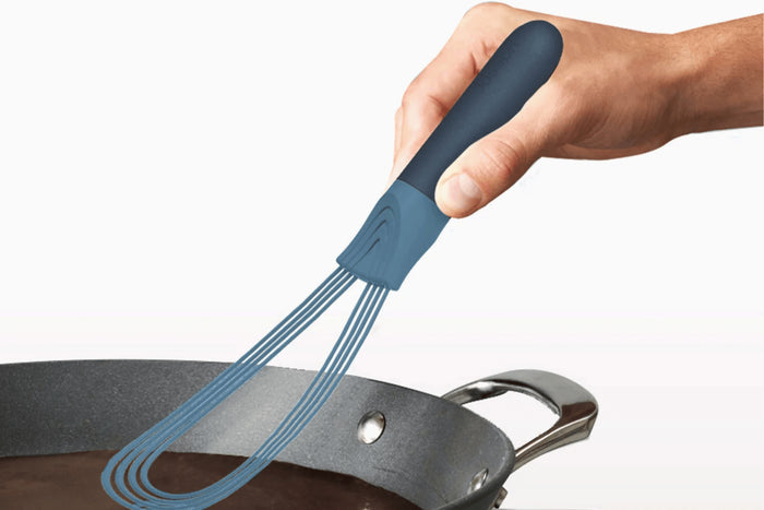 Fouet Joseph Joseph Twist Sky en silicone bleu