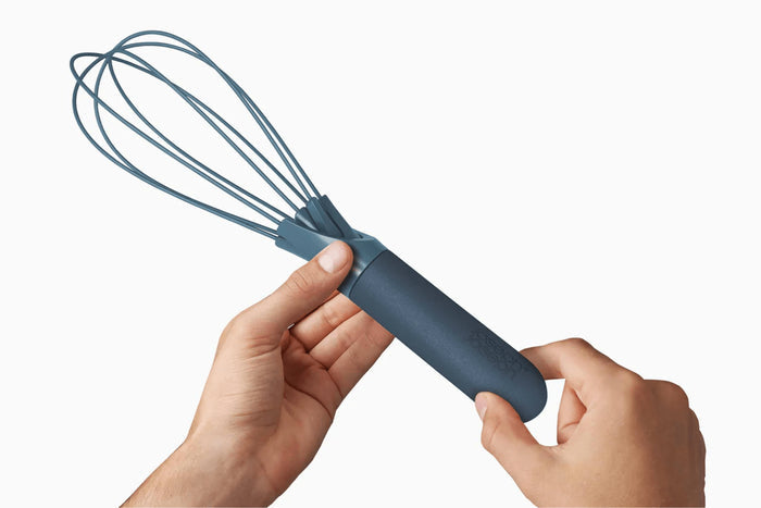 Fouet Joseph Joseph Twist Sky en silicone bleu