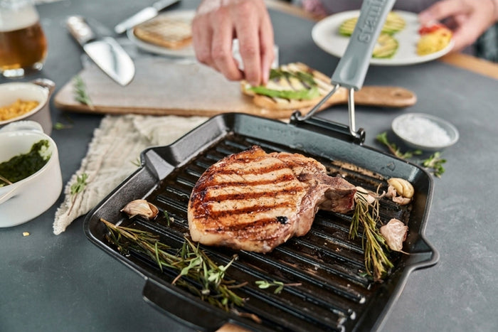 Gril carré Staub 24cm en fonte émaillée noir mat à poignée pliable