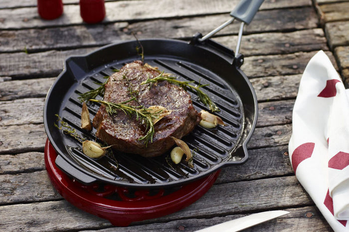 Gril rond Staub 28cm en fonte émaillée noir mat à poignée pliable