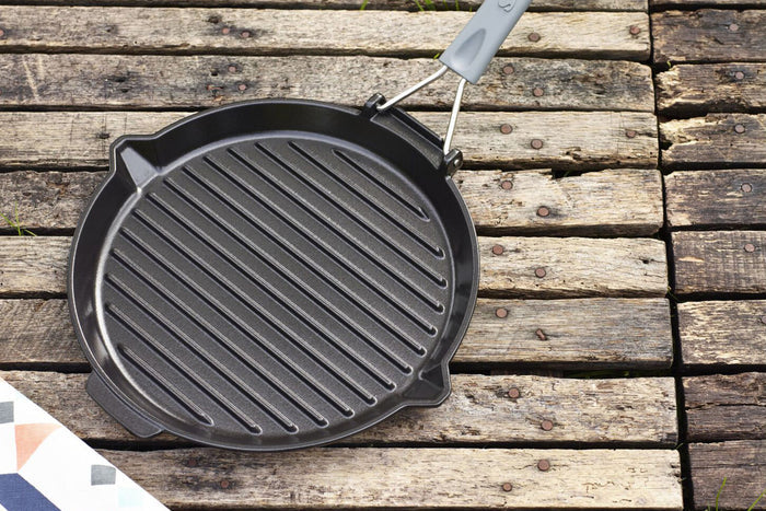 Gril rond Staub 28cm en fonte émaillée noir mat à poignée pliable