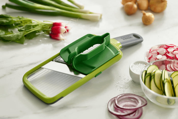 Mandoline Joseph Joseph Multi-Grip avec poussoir