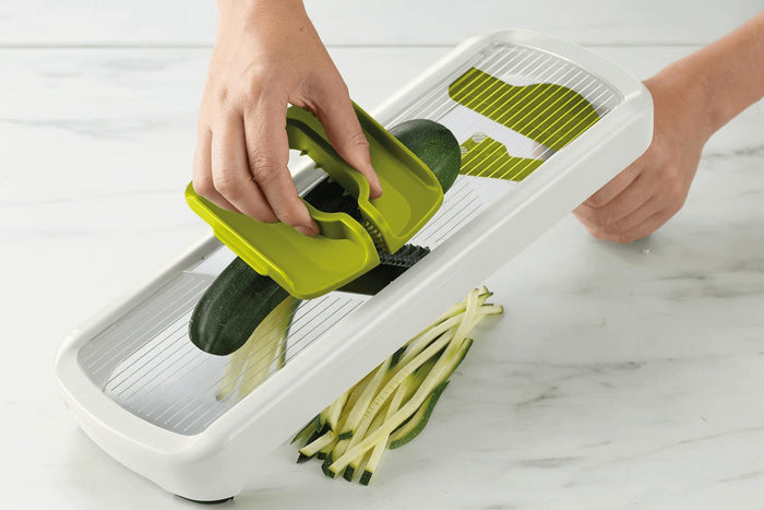 Mandoline Joseph Joseph Multi-Grip Plus avec poussoir et poignée pliante