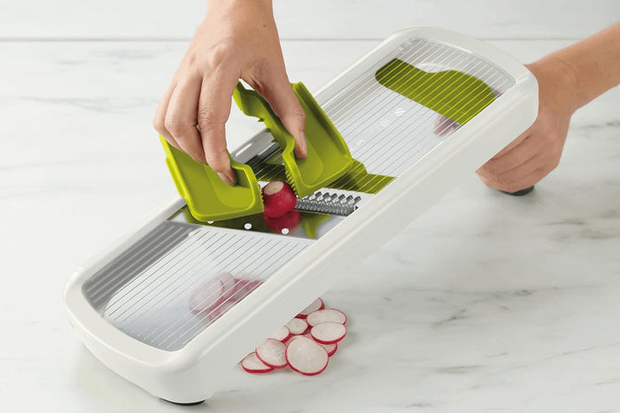 Mandoline Joseph Joseph Multi-Grip Plus avec poussoir et poignée pliante