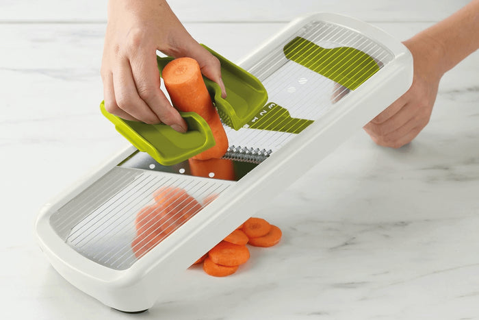 Mandoline Joseph Joseph Multi-Grip Plus avec poussoir et poignée pliante