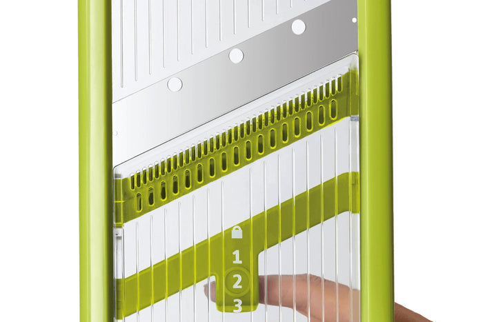 Mandoline Joseph Joseph Multi-Grip Plus avec poussoir et poignée pliante