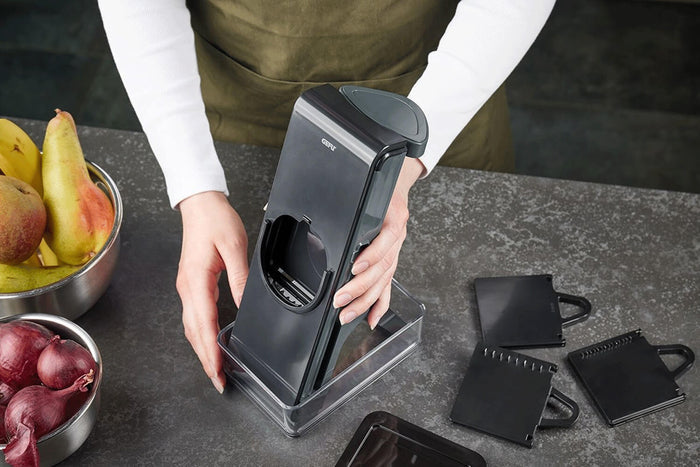 Mandoline verticale Gefu Stando avec récipient de collecte et couvercle