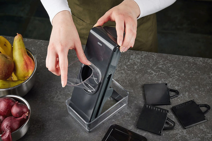 Mandoline verticale Gefu Stando avec récipient de collecte et couvercle