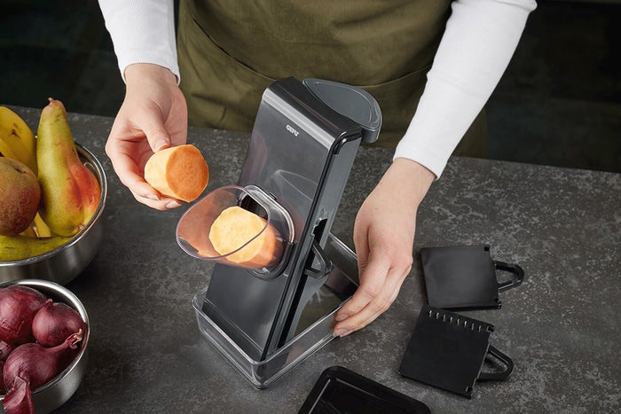 Mandoline verticale Gefu Stando avec récipient de collecte et couvercle