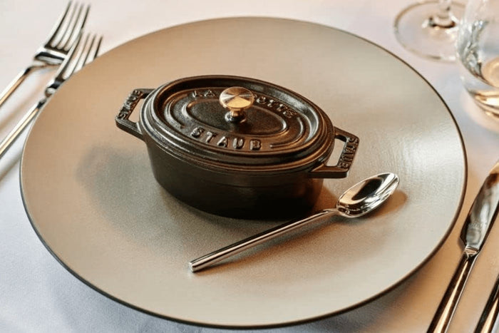 Mini cocotte Staub ovale en fonte émaillée noir mat 11cm