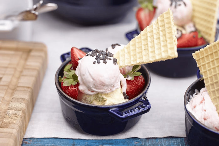 Mini cocotte Staub ronde en fonte émaillée bleu intense 10cm