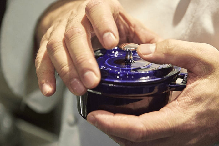 Mini cocotte Staub ronde en fonte émaillée bleu intense 10cm