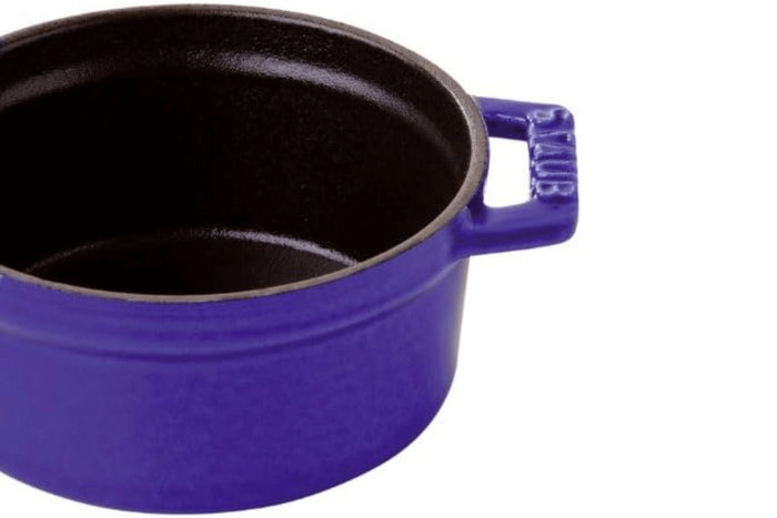 Mini cocotte Staub ronde en fonte émaillée bleu intense 10cm