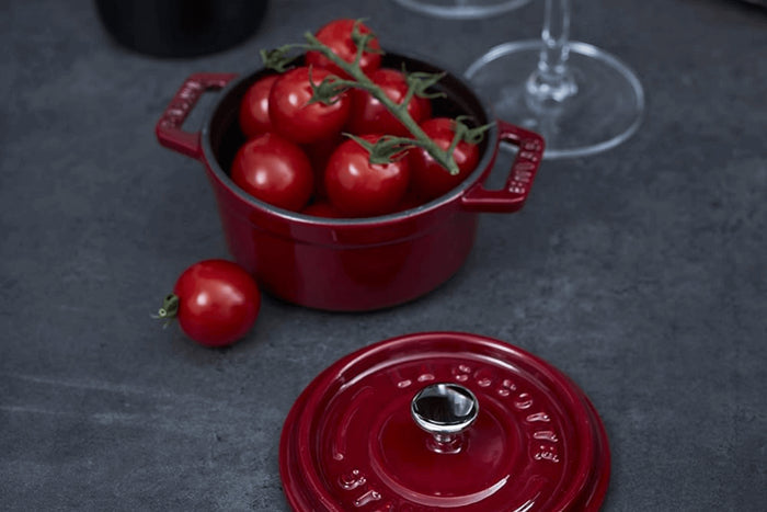 Mini cocotte Staub ronde en fonte émaillée cerise 10cm