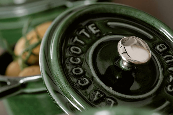 Mini cocotte Staub ronde en fonte émaillée vert basilic 10cm