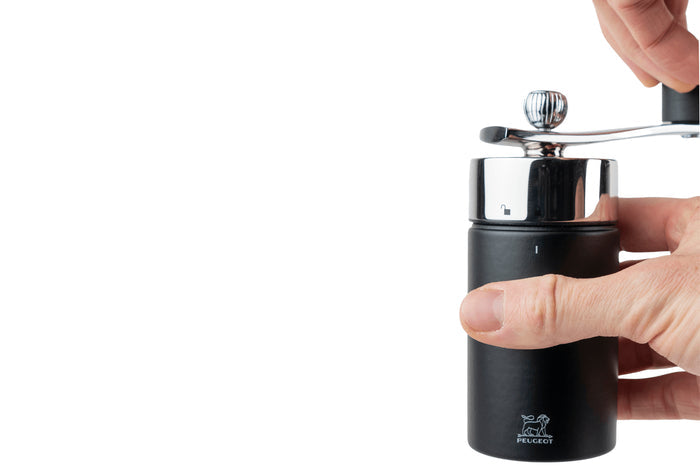Moulin à muscade à manivelle Peugeot Isen en inox et bois de hêtre noir mat 15cm