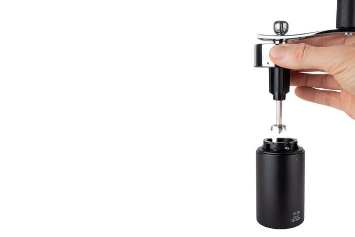 Moulin à muscade à manivelle Peugeot Isen en inox et bois de hêtre noir mat 15cm