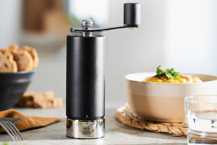 Moulin à poivre à manivelle Peugeot Isen U'Select en inox et bois de hêtre noir 18cm