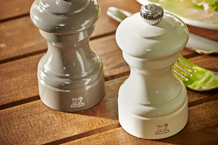 Moulin à poivre manuel Peugeot Bistro en bois de hêtre laqué gris perle 10cm
