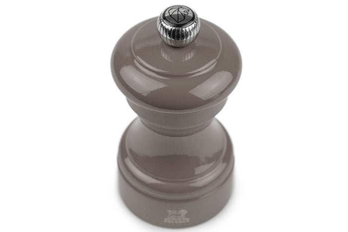 Moulin à poivre manuel Peugeot Bistro en bois de hêtre laqué gris taupe 10cm