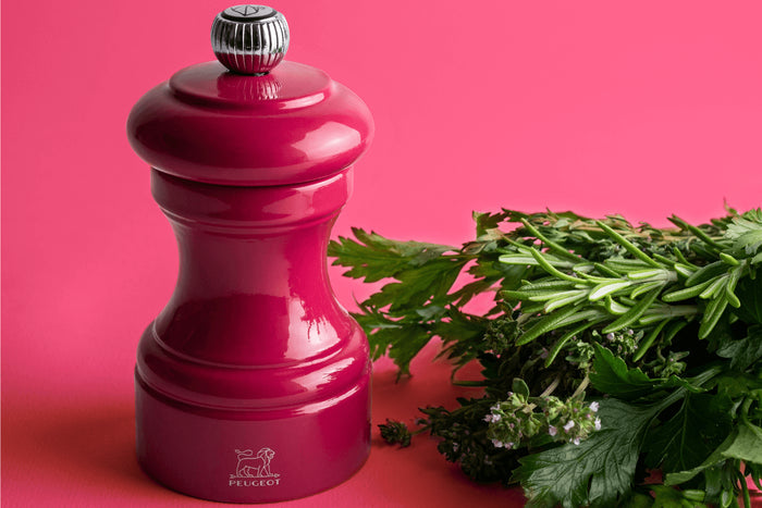 Moulin à poivre manuel Peugeot Bistro en bois de hêtre laqué rose bonbon 10cm