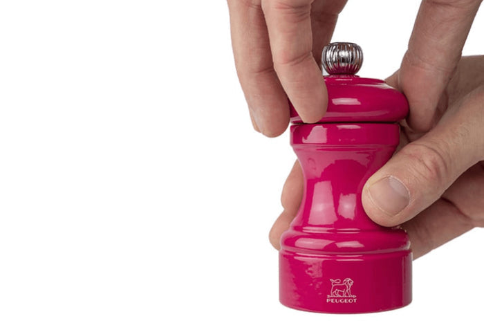 Moulin à poivre manuel Peugeot Bistro en bois de hêtre laqué rose bonbon 10cm