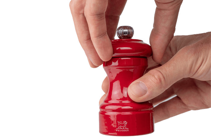 Moulin à poivre manuel Peugeot Bistro en bois de hêtre laqué rouge passion 10cm