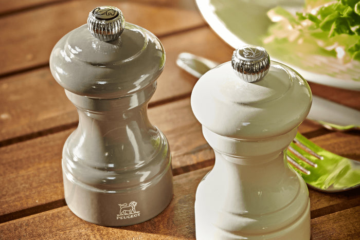 Moulin à sel sec manuel Peugeot Bistro en bois de hêtre laqué gris taupe 10cm