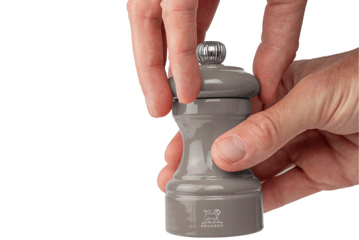 Moulin à sel sec manuel Peugeot Bistro en bois de hêtre laqué gris taupe 10cm