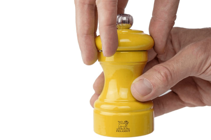 Moulin à sel sec manuel Peugeot Bistro en bois de hêtre laqué jaune safran 10cm