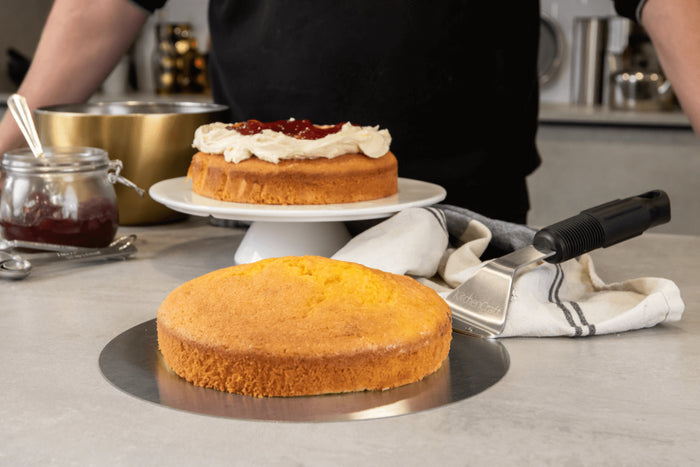 Pelle à gâteau Kitchencraft Sweetly Does It en acier inoxydable diamètre 25cm