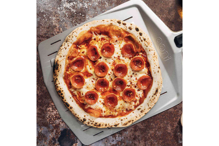 Pelle à pizza perforée Ooni 30cm en aluminium anodisé