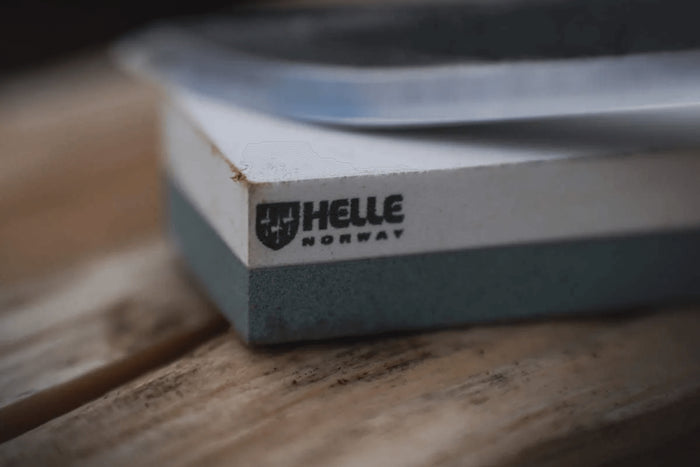 Pierre à aiguiser Helle H300301 double face grains 320/500 taille S avec étui en cuir