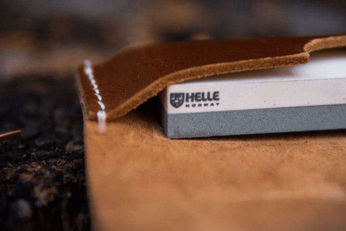 Pierre à aiguiser Helle H300301 double face grains 320/500 taille S avec étui en cuir