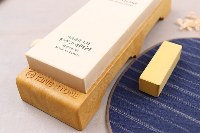 Pierre à aiguiser japonaise King Gold Super Finish grains 8000 avec support + pierre Nagura